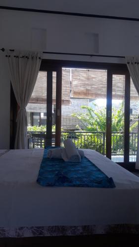 En eller flere senge i et værelse på Pakel's Bali Villas