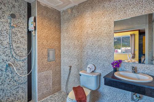 パトンビーチにあるTJ Patong Hotel - SHA Plusのバスルーム(トイレ、洗面台、鏡付)