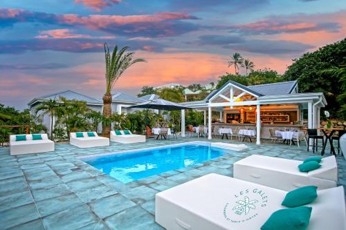 una villa con piscina e resort di Les Galets Sxm Luxury Lodges a Orient Bay