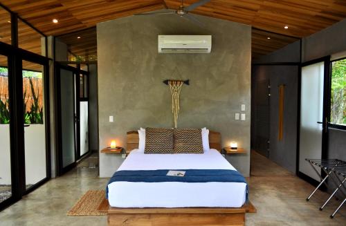 um quarto com uma cama grande num quarto em Villas Kalei em Playa Grande