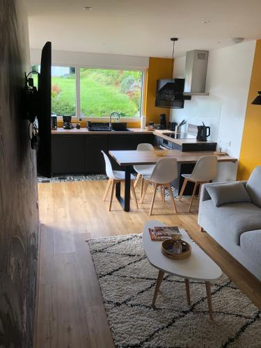 a living room with a couch and a table at Le Cocon Nocturne 10min Arkema Total in Macheren