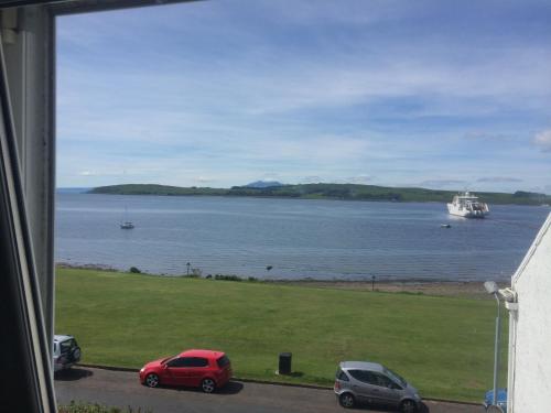 vista su una grande pozza d'acqua con barca di Broom Lodge a Largs