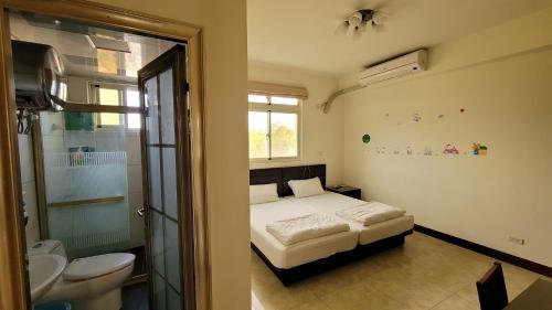 金寧鄉的住宿－好宿民宿，一间卧室配有一张床,浴室设有卫生间