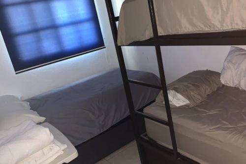 ACAPULCO DIAMANTE. COMODO Y FUNCIONAL DEPARTAMENTO EN PUENTE DEL MAR في أكابولكو: غرفة نوم مع سرير بطابقين ونافذة