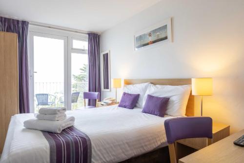 Llit o llits en una habitació de The St Ives Bay Hotel