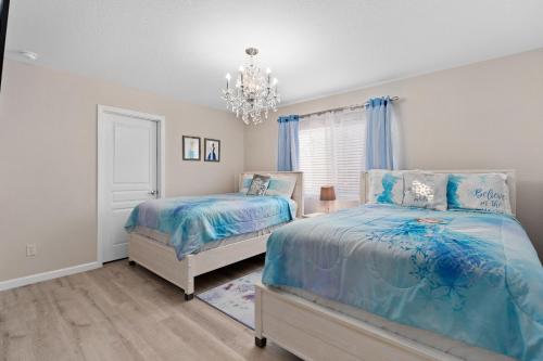 A bed or beds in a room at 6BR/4B Windsor Hills Villa, Pool & Game Room, 2 Miles from Walt Disney World