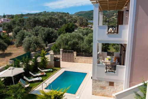 Vaade basseinile majutusasutuses Villa Harmony-Crete Residences või selle lähedal