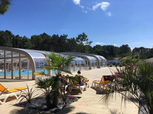 - un complexe avec une piscine et des chaises dans l'établissement Mobil home 3 chambres Saint-Jean-de-Monts, à Saint-Jean-de-Monts