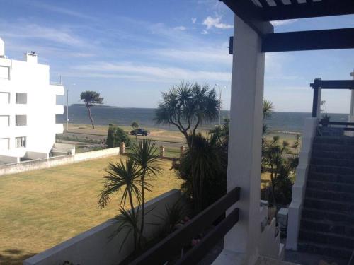 vistas al océano desde el balcón de un edificio en Pinares Frente al Mar Hermoso, en Punta del Este