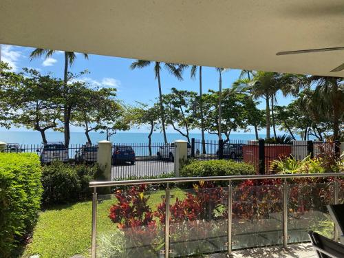 - Vistas al océano desde un parque con palmeras en Meridien Beachfront Apartments at Trinity Beach en Trinity Beach
