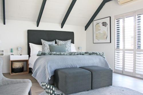 Кровать или кровати в номере Abalone Hotel & Villa's