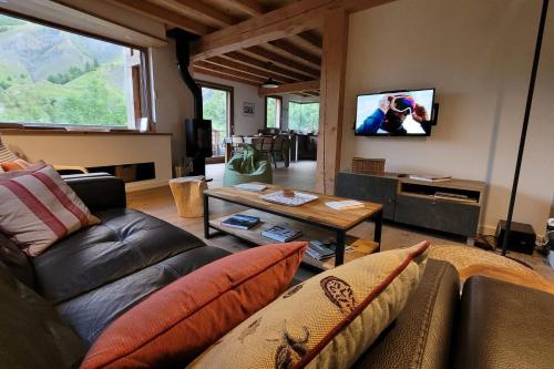 Μια τηλεόραση ή/και κέντρο ψυχαγωγίας στο Chalet l'ecrin - 6 pers with panoramic view of the Meije