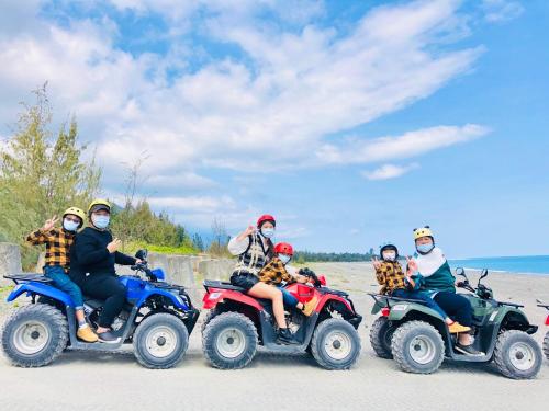 a group of people riding atvs on the beach at 太魯閣惠宇民宿 in Xincheng