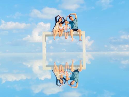 a group of people sitting on a mirror in the sky at 太魯閣惠宇民宿 in Xincheng