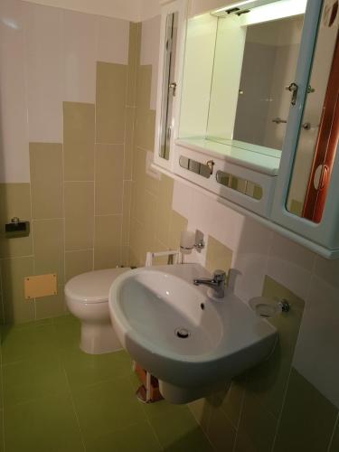 un bagno con lavandino, WC e specchio di Modern Apt REVENTINO - Le Lincelle, Lamezia a SantʼEufemia Lamezia