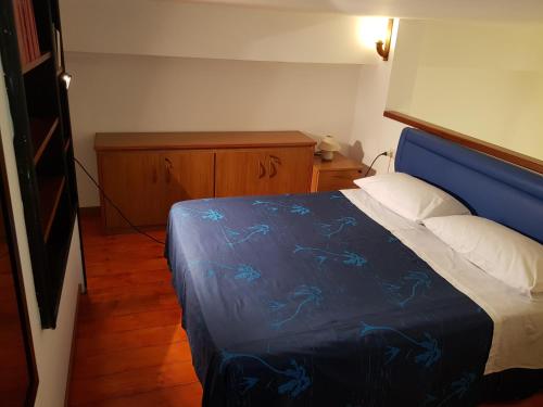 1 dormitorio con 1 cama con edredón azul en Modern Apt REVENTINO - Le Lincelle, Lamezia, en SantʼEufemia Lamezia