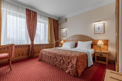 Ένα ή περισσότερα κρεβάτια σε δωμάτιο στο Natsionalny Hotel