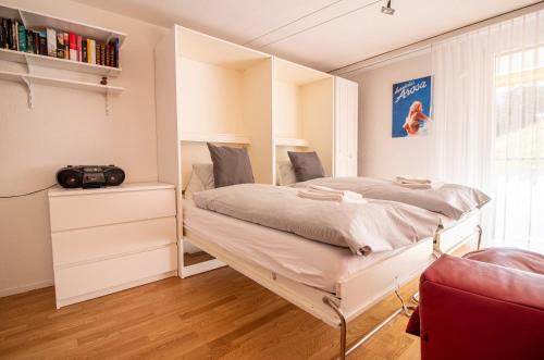 Säng eller sängar i ett rum på Rothornblick 04 by Arosa Holiday