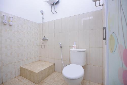 ein Bad mit einem WC und einer Dusche in der Unterkunft Super OYO 1046 Omah Pathok in Yogyakarta