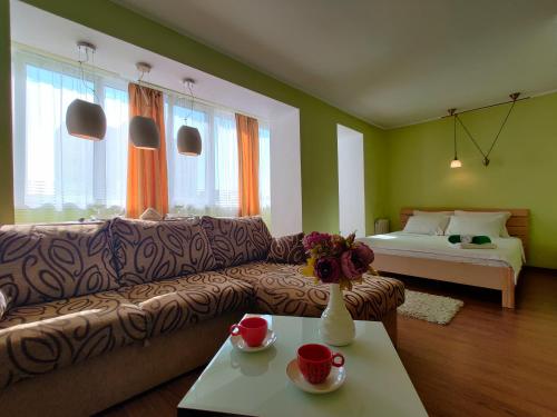 sala de estar con sofá y cama en Apartament on Sovetskaya 135, en Babruisk