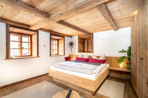 Posteľ alebo postele v izbe v ubytovaní Historic Lakeview Apartments Hallstatt