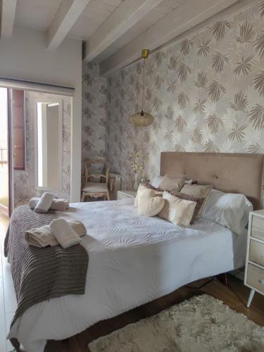 una camera da letto con un grande letto bianco con cuscini bianchi di BELLA VISTA Catedral-Apartamentos Burgos Catedral a Burgos