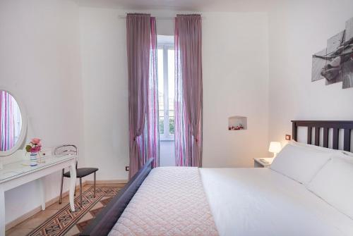 Llit o llits en una habitació de Casa Rosa al Molo by Wonderful Italy