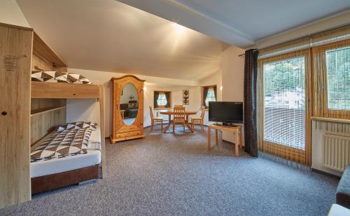 ザールバッハ・ヒンターグレムにあるAppartement Silianのベッドルーム1室(二段ベッド1組付)、ダイニングルームが備わります。
