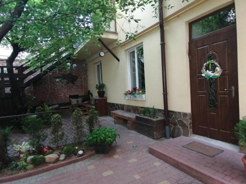 リヴィウにあるАпартаменты старого Львоваの木製のドアとパティオ付きの家