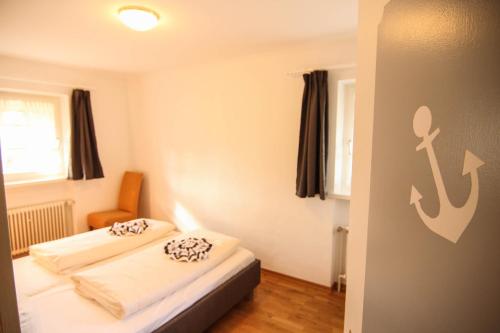 a bedroom with two beds in a room with a window at Pesel im Friesenhaus Sieben-Linden ebenerdig in Archsum