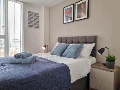 A bed or beds in a room at OnPoint - Spacious 2 Bedroom Apt, City Centre With Balcony