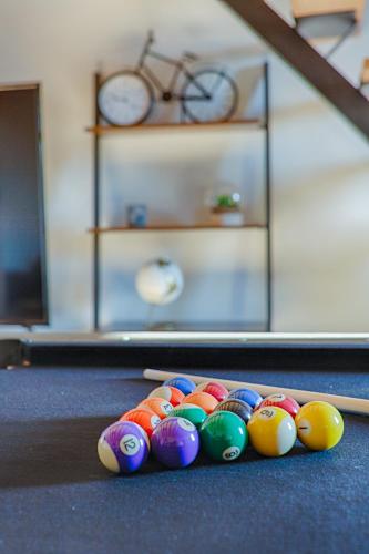 - un groupe de billards dans une pièce dans l'établissement L’Escarpin - Billard - centre historique, à Romans-sur-Isère