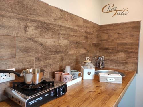 a kitchen counter with a stove and a sink at Chez Tata' - Scé Tatà in Rossano Stazione