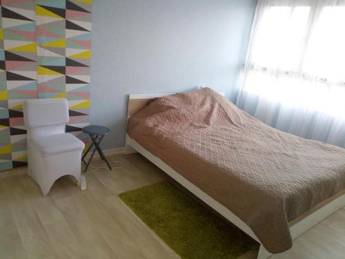 une petite chambre avec un lit et une fenêtre dans l'établissement Appartement lumineux proche de Rouen et Paris, à Saint-Étienne-du-Rouvray