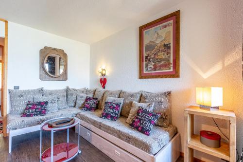 - un salon avec un canapé gris et des oreillers dans l'établissement GSI Les Coches, à Les Coches