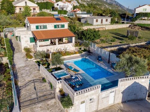 een luchtfoto van een huis met een zwembad bij Villa Runje in Žrnovnica