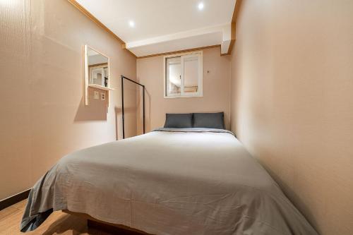 a small bedroom with a bed in the corner at Hngstay in Seoul