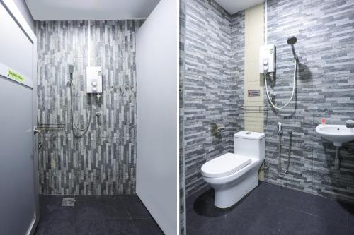 een badkamer met een toilet en een wastafel bij SPOT ON 90236 Zigzag Travellers Home in Kuala Lumpur