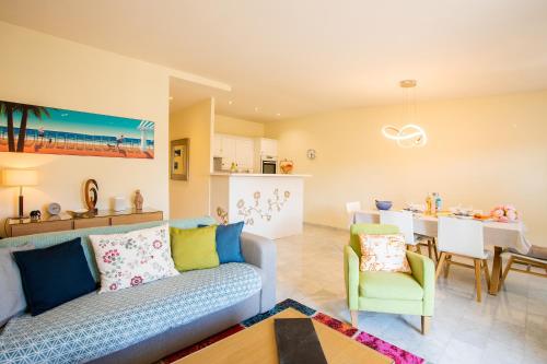 un salon avec un canapé et une salle à manger dans l'établissement LE FOCH AP4244 By Riviera Holiday Homes, à Nice