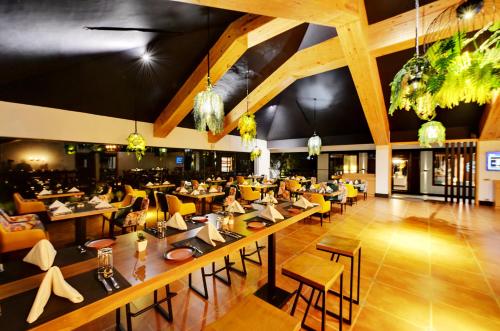 Un restaurante u otro lugar para comer en Kimmane Golf Resort