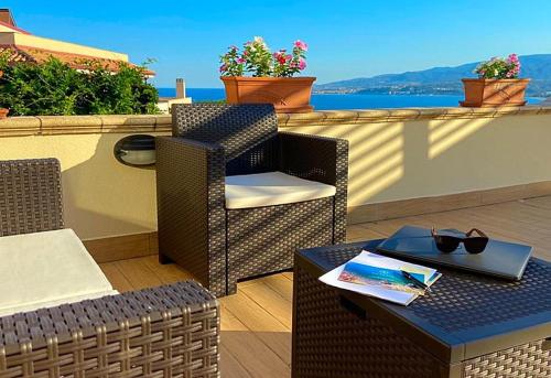 stół i krzesło z laptopem na patio w obiekcie Residence La Perla w mieście Stalettì