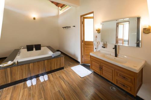 Postel nebo postele na pokoji v ubytování TULI VEER BAGH RESORT TURIA