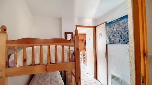 a bedroom with a bunk bed in a room at APPARTEMENT AU PIED DES PISTES - SAINT JEAN D'AULPS STATION - 6 Personnes - SCHUSS 10 in Saint-Jean-d'Aulps