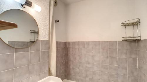 a bathroom with a mirror and a shower at APPARTEMENT AU PIED DES PISTES - SAINT JEAN D'AULPS STATION - 6 Personnes - SCHUSS 10 in Saint-Jean-d'Aulps