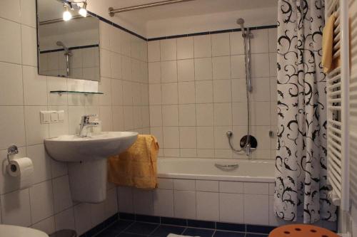 een badkamer met een wastafel, een bad en een douche bij Wohlfühl-Ferienwohnung Sonja in Bodenmais