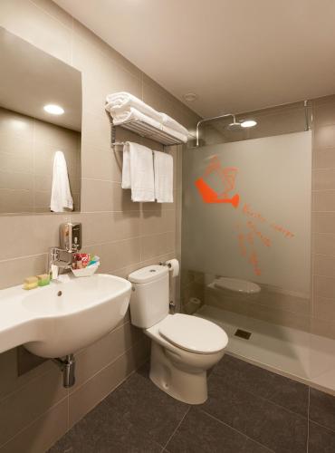 Ένα μπάνιο στο Hotel Luze El Villa