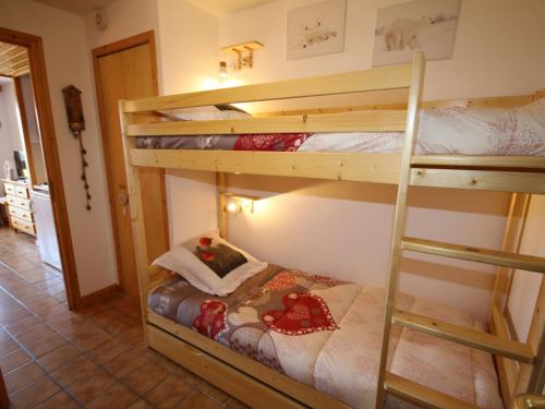 Uma ou mais camas em beliche em um quarto em Studio Les Saisies, 1 pièce, 4 personnes - FR-1-293-150