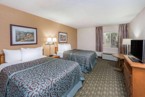 Postel nebo postele na pokoji v ubytování Days Inn by Wyndham Kirksville