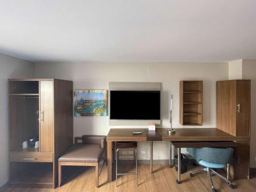Habitación con escritorio, ordenador y monitor. en MainStay Suites Oak Brook Terrace - Chicago, en Oakbrook Terrace