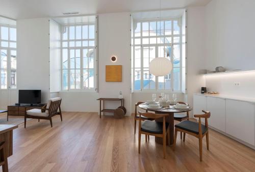 uma cozinha e sala de jantar com mesa e cadeiras em Tripas-Coração, Santa Catarina no Porto